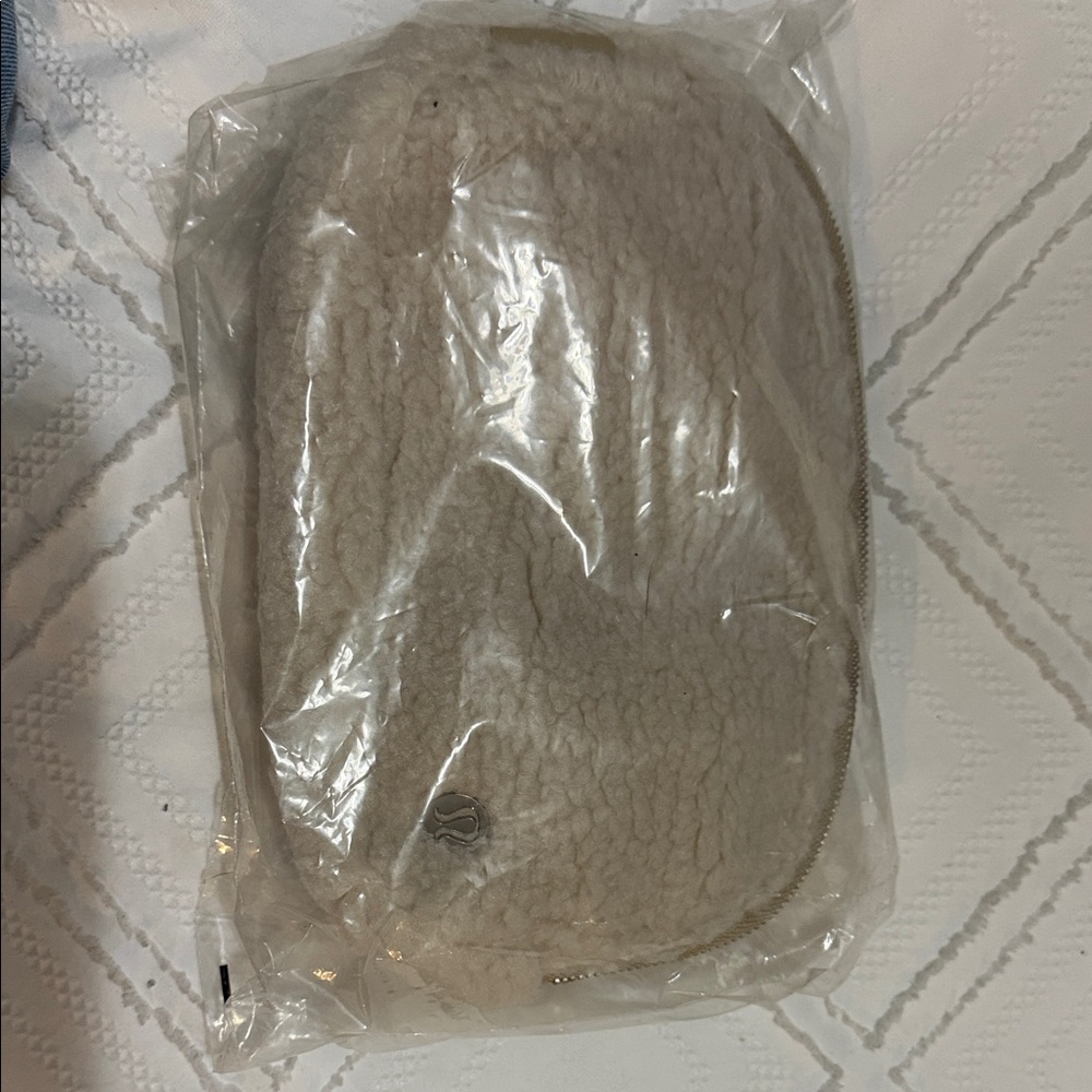 Lululemon everywhere Cream Fleece Belt Bag